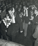 823547 Afbeelding van de huldiging van judoka en olympisch kampioen Anton Geesink in het Oranjehuis (Paardenveld 8) te ...